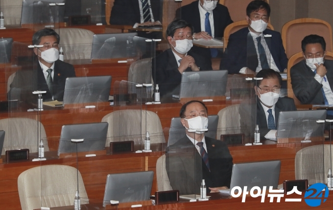 홍남기 국무총리 직무대행 등 국무위원들이 19일 서울 여의도 국회에서 열린 정치·외교·통일·안보 분야 대정부질문에 출석해 자리하고 있다.