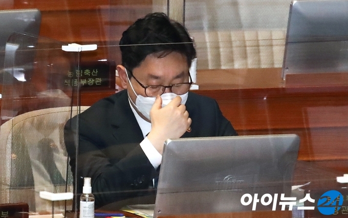 박범계 법무부 장관이 19일 서울 여의도 국회에서 열린 정치·외교·통일·안보 분야 대정부질문에 출석해 생각에 잠겨 있다.