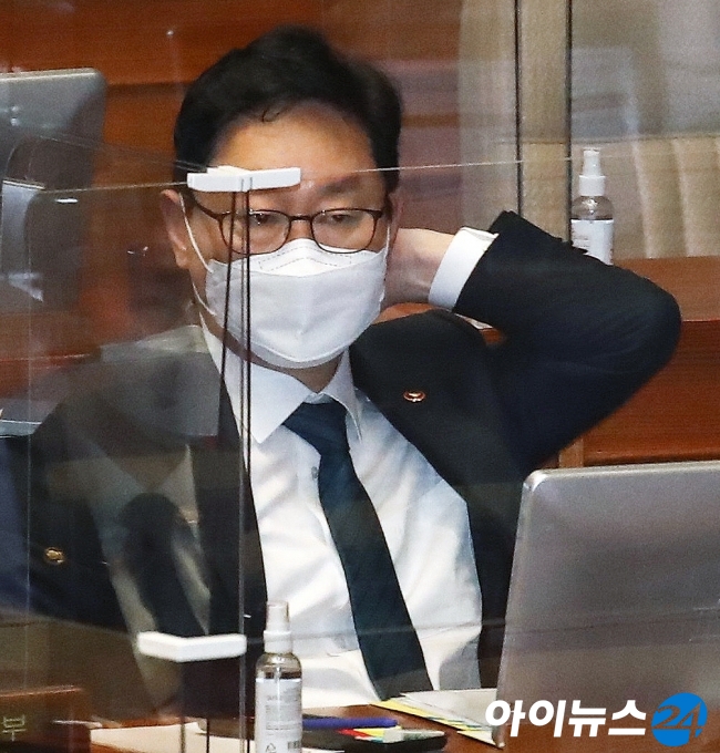박범계 법무부 장관이 19일 서울 여의도 국회에서 열린 정치·외교·통일·안보 분야 대정부질문에 출석해 생각에 잠겨 있다.
