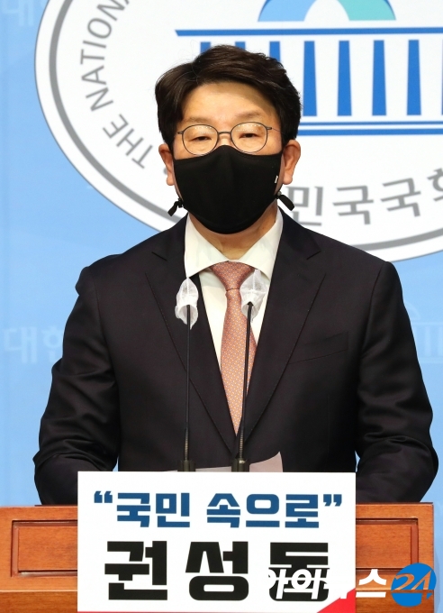 권성동 국민의힘 의원이 19일 서울 여의도 국회 소통관에서 기자회견을 열고 원내대표 경선 출마를 선언하고 있다.  