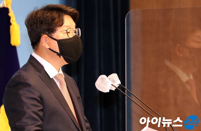 권성동 국민의힘 의원이 19일 서울 여의도 국회 소통관에서 기자회견을 열고 원내대표 경선 출마를 선언하고 있다.  
