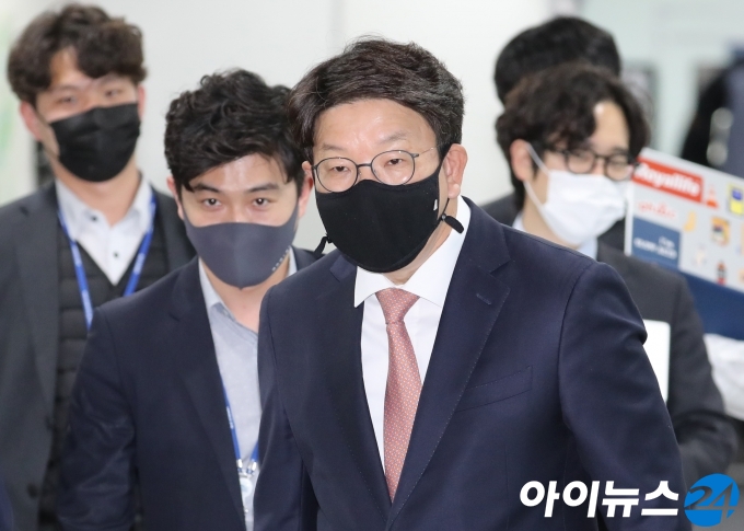 국민의힘 권성동 의원이 19일 원내대표 경선 출마 선언 기자회견을 하기 위해 서울 여의도 국회 소통관에 들어서고 있다.  