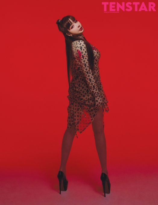 가수 박봄이 체중 감량 후 매거진 표지 모델로 나섰다. [사진=텐스타]