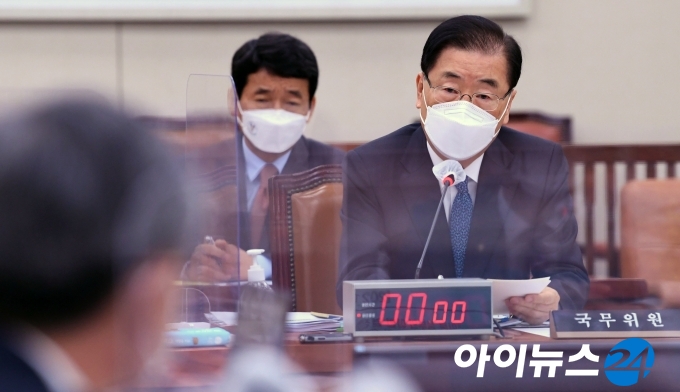 정의용 외교부 장관이 20일 오전 서울 여의도 국회에서 열린 외교통일위원회에서 일본의 후쿠시마 오염수 방출 관련 의원들의 질의에 답하고 있다.