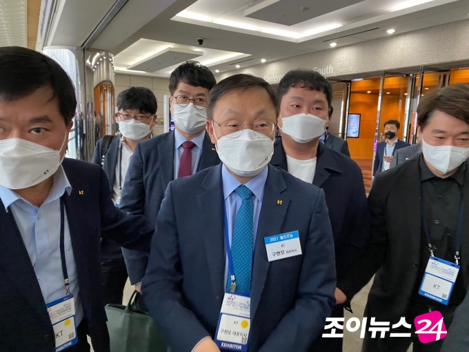 구현모 KT CEO(중앙)가 21일 서울 삼성동 코엑스에서 열린 월드IT쇼 2021에 참석했다