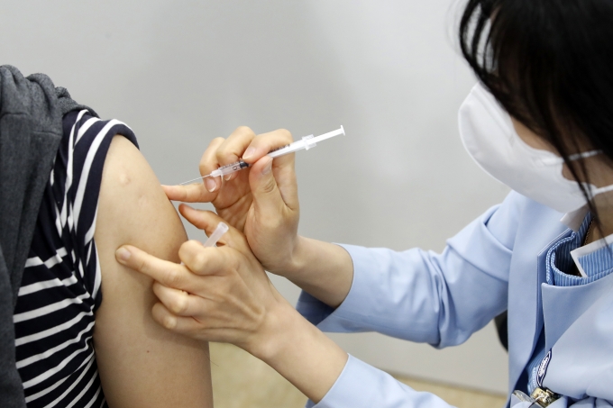 서울시 1호 백신접종센터 운영 모의 훈련에서 의료진이 코로나19 화이자 백신 접종을 하고 있다.  [사진=뉴시스]