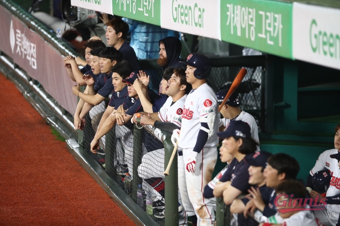 롯데 자이언츠는 22일 잠실구장에서 열린 두산 베어스와 원정 경기에서 연장 10회까지 가는 접전 끝에 끝내기 안타를 허용하면서 3-4로 졌다. [사진=롯데 자이언츠]