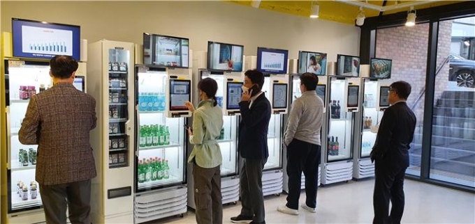 성남시 고등동 AI 무인 편의점에서 소비자들이 '아이스Go 24'를 작동해 상품을 구매하고 있다. [사진=도시공유플랫폼]