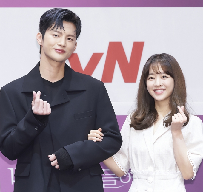 배우 서인국과 박보영이 6일 오후 온라인으로 진행된 tvN 드라마 '어느 날 우리 집 현관으로 멸망이 들어왔다' 제작발표회에 참석해 포즈를 취하고 있다. [사진=tvN]