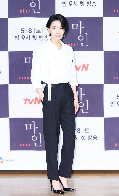 배우 김서형이 7일 온라인으로 진행된 tvN 새 토일드라마 '마인(Mine)' 제작발표회에 참석해 포즈를 취하고 있다. [사진=tvN]