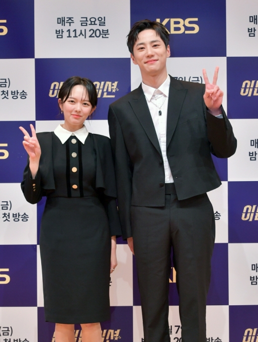 배우 정지소와 이준영이 7일 온라인으로 진행된 KBS 2TV 새 금요드라마 '이미테이션' 제작발표회에 참석해 포즈를 취하고 있다. [사진=KBS ]