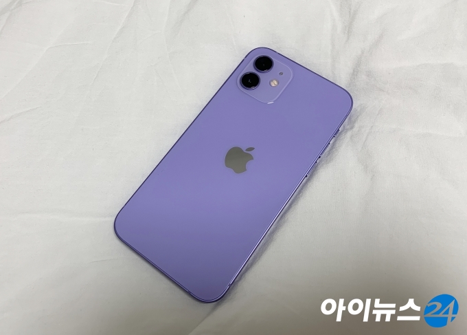 애플은 지난달 온라인으로 개최한 신제품 발표 행사에서 아이폰12 퍼플을 깜짝 공개했다. [사진=서민지 기자]