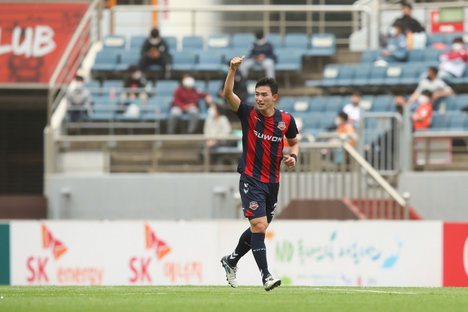 수원 FC 조유민은 지난 8일 열린 제주와 원정 경기에서 멀티 골을 넣어 소속팀의 3-1 승리에 힘을 보탰다. 그는 K리그1 14라운드 MVP에 이름을 올렸다. [사진=한국프로축구연맹]