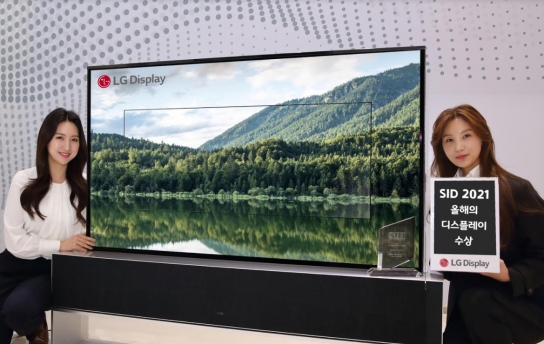 SID 2021에서 올해의 디스플레이로 선정된 65인치 롤러블 OLED TV. [사진=LG디스플레이]