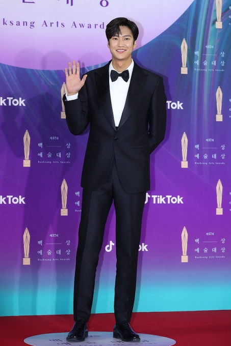 배우 나인우가 13일 오후 열린 제57회 백상예술대상(2021) 시상식에 참석해 레드카펫을 밟고 있다. [사진=백상예술대상 사무국 제공]