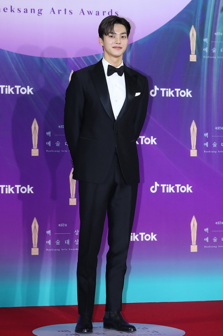 배우 송강이 13일 오후 열린 제57회 백상예술대상(2021) 시상식에 참석해 레드카펫을 밟고 있다. [사진=백상예술대상 사무국 제공]