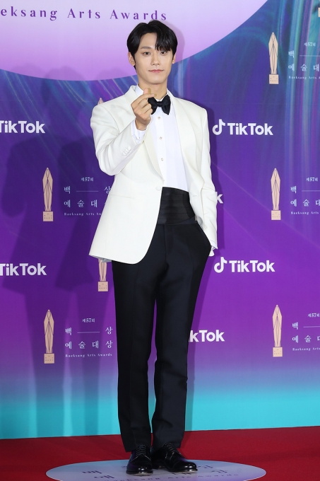 배우 이도현이 13일 오후 열린 제57회 백상예술대상(2021) 시상식에 참석해 레드카펫을 밟고 있다. [사진=백상예술대상 사무국 제공]