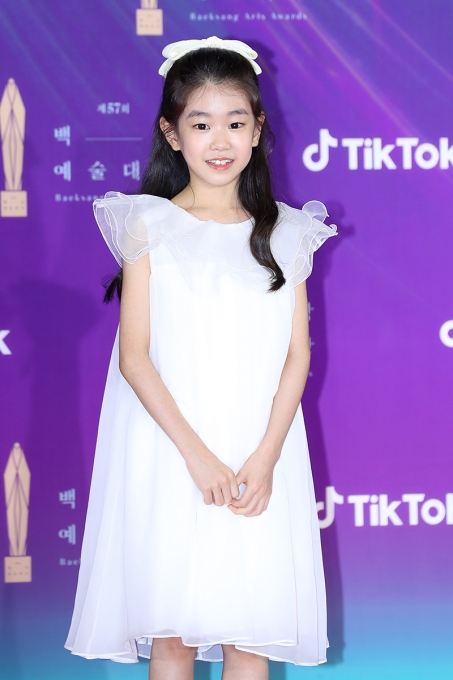 아역배우 박소이가 13일 오후 열린 제57회 백상예술대상(2021) 시상식에 참석해 레드카펫을 밟고 있다. [사진=백상예술대상 사무국 제공]