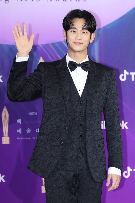 배우 김수현이 13일 오후 열린 제57회 백상예술대상(2021) 시상식에 참석해 레드카펫을 밟고 있다. [사진=백상예술대상 사무국 제공]