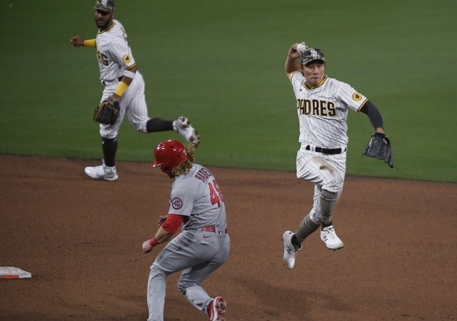 MLB 샌디에이고에서 뛰고 있는 김하성이 15일(한국시간) 열린 세인트루이스와 홈 경기 도중 병살플레이를 성공하고 있다. [사진=뉴시스]