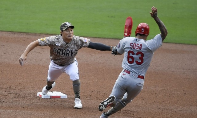 MLB 샌디에이고에서 뛰고 있는 김하성(왼쪽)이 17일(한국시간) 열린 세인트루이스와 홈 경기에 선발 출전했다. 그는 상대 선발투수로 나온 김광현과 두 차례 승부했고 삼진, 볼넷을 얻었다.