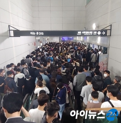 지난 14일 오후 7시께 김포공항역에서 경기 김포 경전철 열차를 기다리는 사람들 모습 [독자제공]