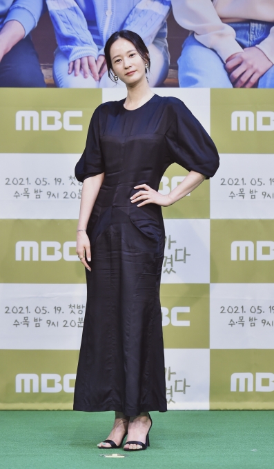 배우 이영진이 18일 오후 온라인으로 진행된 MBC 수목드라마 '목표가 생겼다' 제작발표회에 참석해 포토타임을 갖고 있다. [사진=MBC]