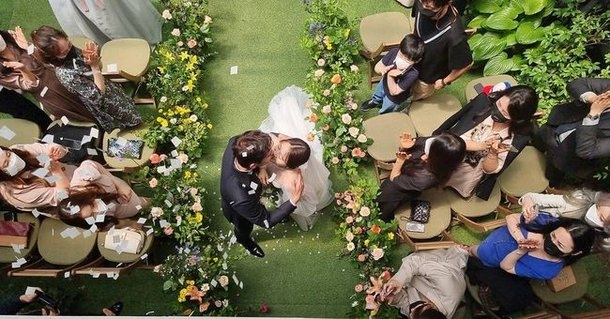 배우 윤종화(42)와 신고은(35)이 19일 결혼식을 올렸다. [사진=심은진SNS]