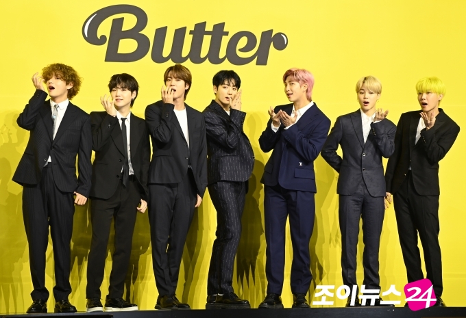 방탄소년단(BTS) 새 디지털 싱글 'Butter' 발매 기념 글로벌 기자간담회가 21일 오후 서울 송파구 방이동 올림픽공원 올림픽홀에서 열렸다. 방탄소년단이 포토타임을 갖고 있다. [사진=정소희기자 ]