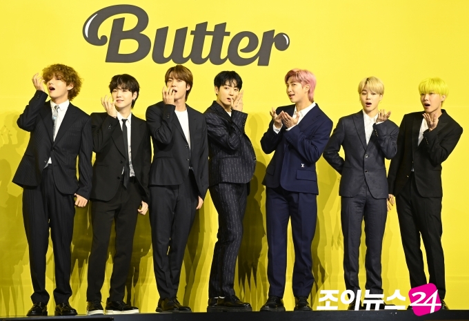 방탄소년단(BTS) 새 디지털 싱글 'Butter' 발매 기념 글로벌 기자간담회가 21일 오후 서울 송파구 방이동 올림픽공원 올림픽홀에서 열렸다. 방탄소년단이 포토타임을 갖고 있다. [사진=정소희기자 ]