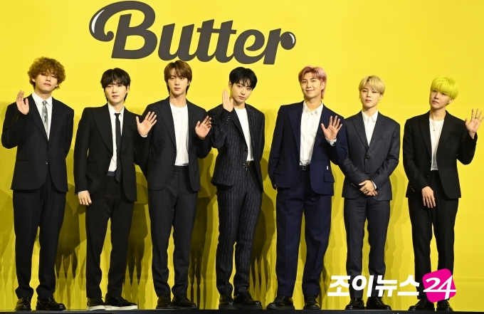 방탄소년단(BTS) 새 디지털 싱글 'Butter' 발매 기념 글로벌 기자간담회가 21일 오후 서울 송파구 방이동 올림픽공원 올림픽홀에서 열렸다. 방탄소년단이 포토타임을 갖고 있다.