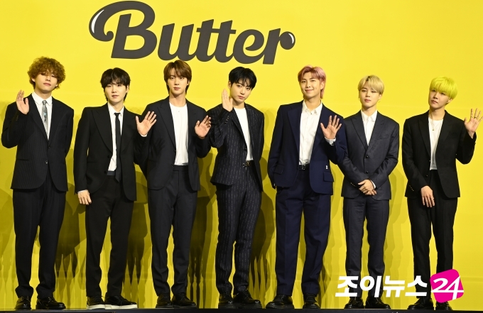 방탄소년단(BTS) 새 디지털 싱글 'Butter' 발매 기념 글로벌 기자간담회가 21일 오후 서울 송파구 방이동 올림픽공원 올림픽홀에서 열렸다. 방탄소년단이 포토타임을 갖고 있다. [사진=정소희기자 ]