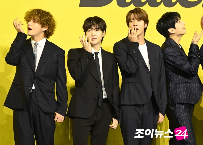 방탄소년단(BTS) 새 디지털 싱글 'Butter' 발매 기념 글로벌 기자간담회가 21일 오후 서울 송파구 방이동 올림픽공원 올림픽홀에서 열렸다. 방탄소년단이 포토타임을 갖고 있다. 