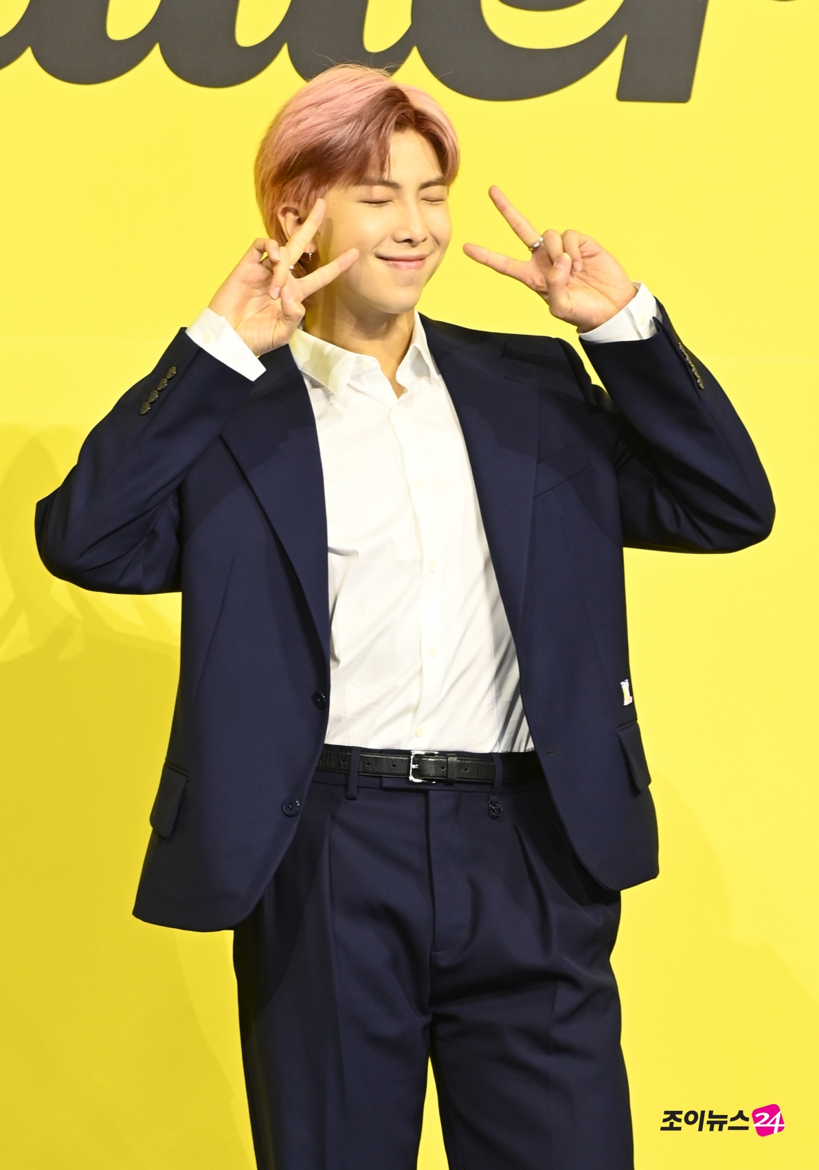 방탄소년단(BTS) 새 디지털 싱글 'Butter' 발매 기념 글로벌 기자간담회가 21일 오후 서울 송파구 방이동 올림픽공원 올림픽홀에서 열렸다. 방탄소년단 RM이 포토타임을 갖고 있다. 