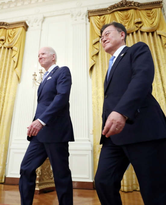 문재인 대통령과 조 바이든 미국 대통령이 21일 오후(현지시간) 한-미 정상회담을 마치고 공동기자회견을 위해 백악관 이스트룸으로 들어서고 있다. [사진=뉴시스]