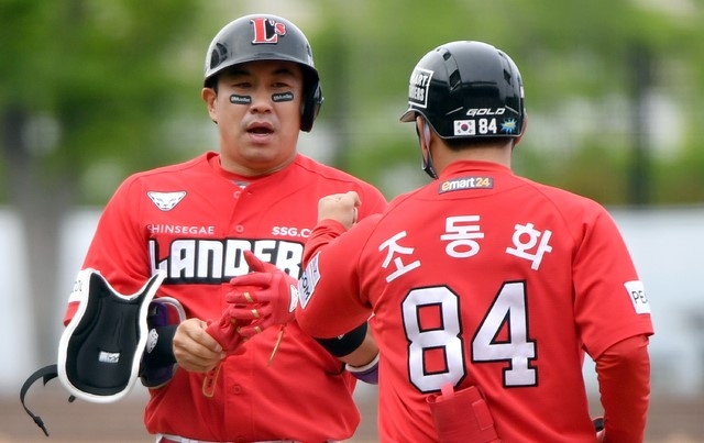 SSG 랜더스 김강민(왼쪽)은 23일 열린 LG 트윈스와 홈 경기에서 투런포를 포함해 3타점으로 활약했다. SSG는 LG에 8-0으로 이겨 5연승으로 내달렸다. [사진=뉴시스]
