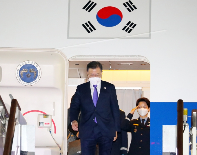 방미 일정을 마치고 귀국한 문재인 대통령이 23일 오후 경기 성남시 서울공항에 도착해 전용기에서 내려오고 있다. [사진=뉴시스]
