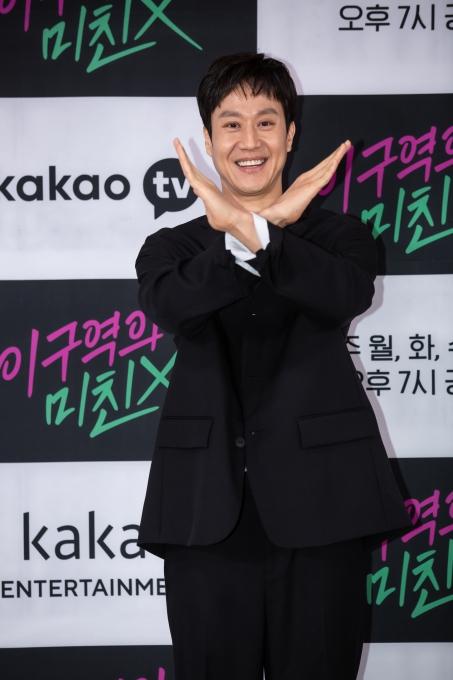 정우가 24일 오후 열린 카카오TV 오리지널 드라마 '이 구역의 미친 X' 제작발표회에서 포토타임을 갖고 있다. [사진=카카오TV]