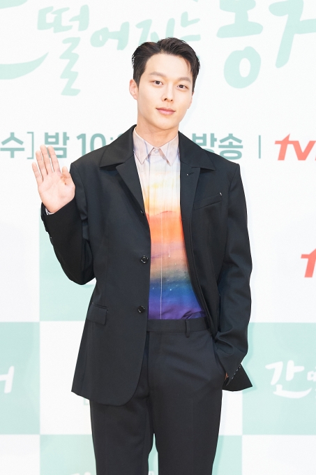 배우 장기용이 26일 온라인으로 진행된 tvN '간 떨어지는 동거' 제작발표회에 참석해 포즈를 취하고 있다. [사진=tvN]