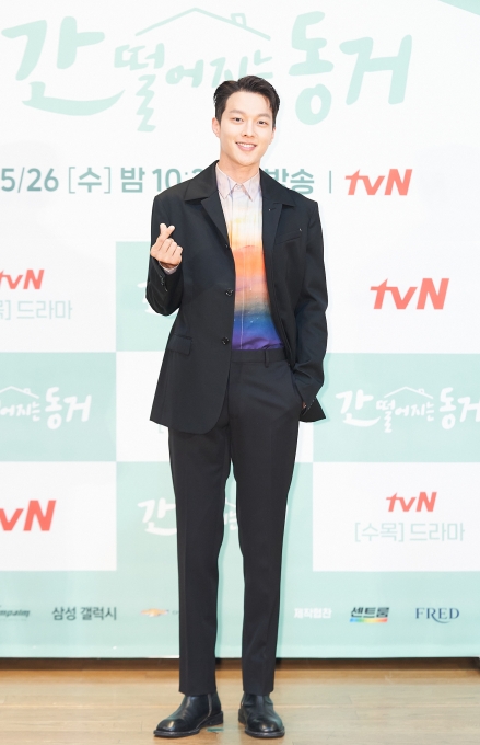배우 장기용이 26일 온라인으로 진행된 tvN '간 떨어지는 동거' 제작발표회에 참석해 포즈를 취하고 있다. [사진=tvN]
