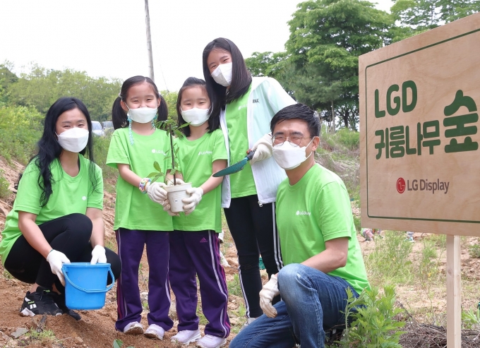LG디스플레이 임직원 가족 봉사단은 6월 세계 환경의 날을 앞두고 DMZ 인근의 민간인통제선(민통선) 지역을 찾아 생태숲 복원을 위해 귀룽나무 600그루를 식재했다고 30일 밝혔다. [사진=LG디스플레이]