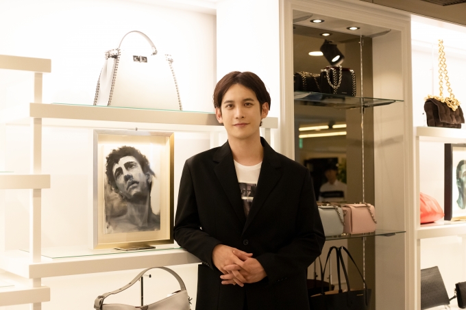 배우 박기웅이 자신의 작품이 전시된 럭셔리 면세점에서 사진 포즈를 취했다. [사진=마운틴무브먼트]