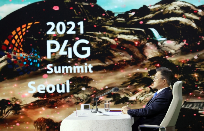 문재인 대통령이 31일 오후 서울 동대문디자인플라자에서 열린 'P4G 서울 녹색미래 정상회의' 정상토론세션에서 각국 정상 및 대표 발언을 듣고 있다. [사진=뉴시스]