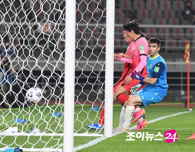 5일 오후 경기도 고양종합운동장에서 2022 국제축구연맹(FIFA) 카타르 월드컵 아시아지역 2차예선 대한민국과 투르크메니스탄의 경기가 펼쳐졌다. 전반 한국 황의조가 선제골을 넣고 있다.