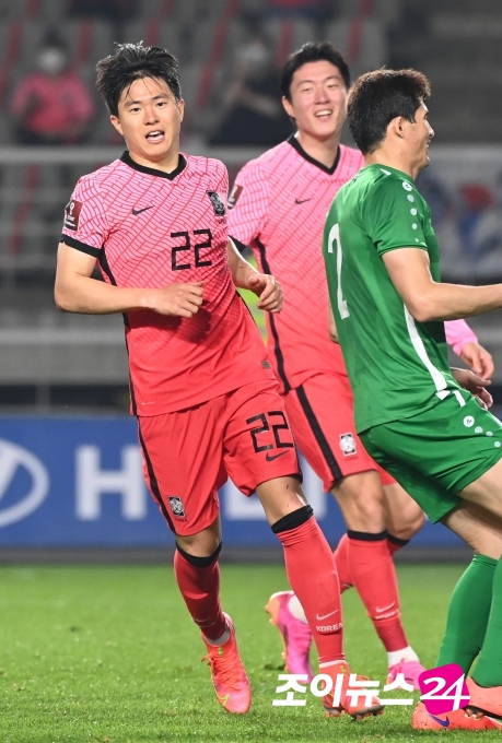 5일 오후 경기도 고양종합운동장에서 2022 국제축구연맹(FIFA) 카타르 월드컵 아시아지역 2차예선 대한민국과 투르크메니스탄의 경기가 펼쳐졌다. 후반 한국 권창훈이 팀의 네 번째 골을 넣고 동료들과 기뻐을 나누고 있다.