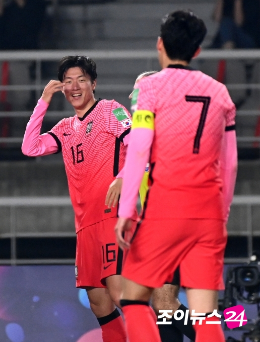 5일 오후 경기도 고양종합운동장에서 2022 국제축구연맹(FIFA) 카타르 월드컵 아시아지역 2차예선 대한민국과 투르크메니스탄의 경기가 펼쳐졌다. 후반 한국 황의조가 팀의 다섯 번째 골을 넣고 손흥민과 기쁨을 나누고 있다.