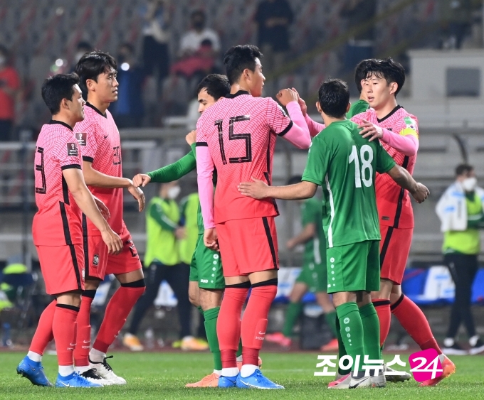 5일 오후 경기도 고양종합운동장에서 2022 국제축구연맹(FIFA) 카타르 월드컵 아시아지역 2차예선 대한민국과 투르크메니스탄의 경기가 펼쳐졌다. 5-0으로 대한민국이 대승을 거둔 가운데 선수들이 기쁨을 나누고 있다.