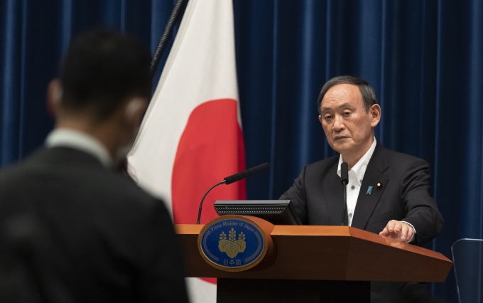 스가 요시히데 일본 총리가 2021년 5월 7일 금요일 도쿄에서 열린 기자회견에서 발언한 뒤 기자의 질문을 듣고 있다.  [사진=AP·뉴시스]