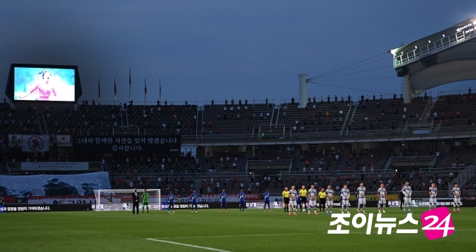 9일 오후 경기도 고양종합운동장에서 2022 FIFA 카타르 월드컵 아시아지역 2차예선 대한민국과 스리랑카의 경기가 펼쳐졌다. 한국 선수들이 경기 시작 전 故 유상철 감독을 추모하고 있다.