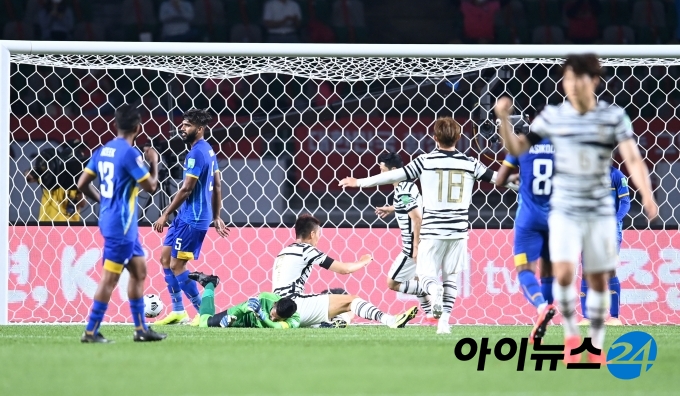 9일 오후 경기도 고양종합운동장에서 2022 FIFA 카타르 월드컵 아시아지역 2차예선 대한민국과 스리랑카의 경기가 펼쳐졌다. 한국 김신욱이 선제골을 넣고 기뻐하고 있다.